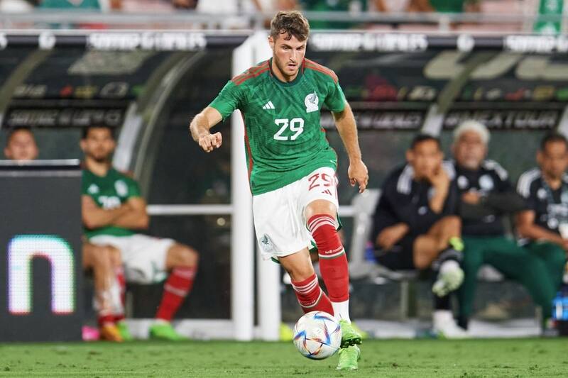 Santiago Giménez se perfila para ser titular ante Qatar.