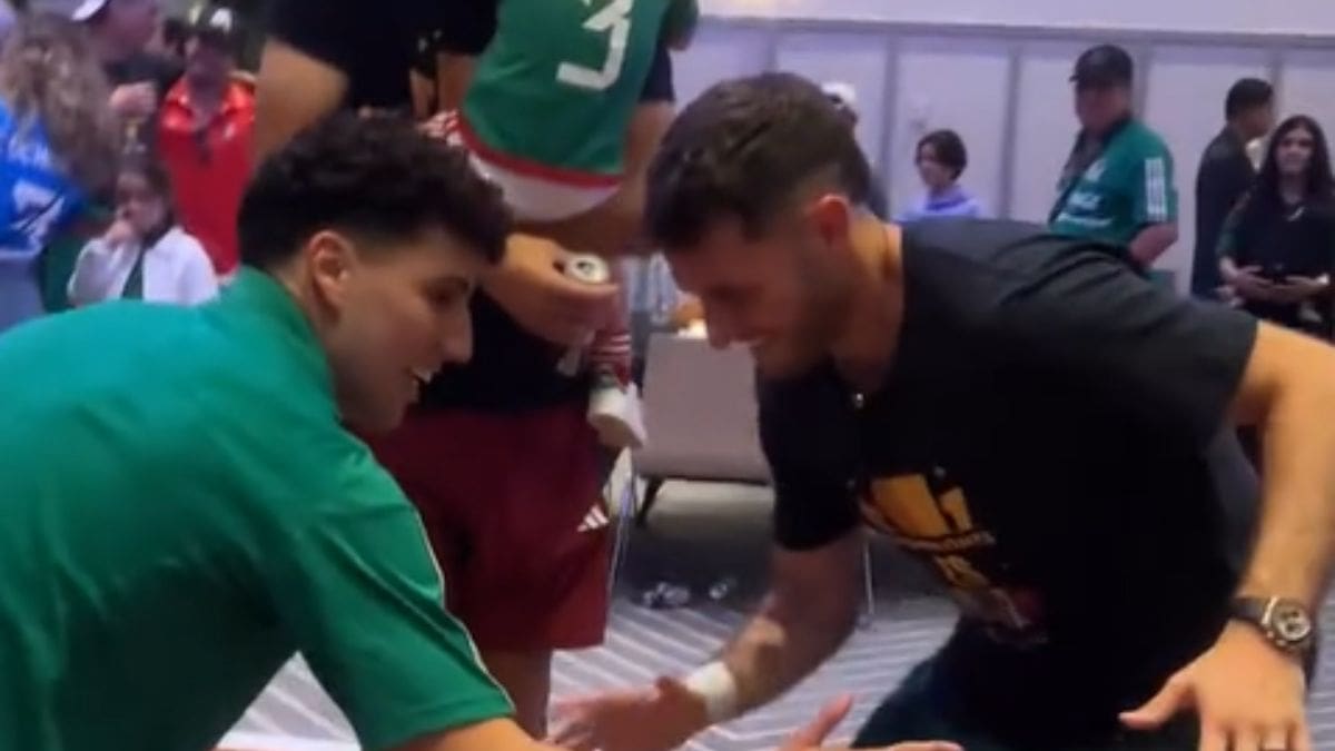 VIDEO | Santiago Giménez sacó los pasos prohibidos en festejo de la Selección Mexicana