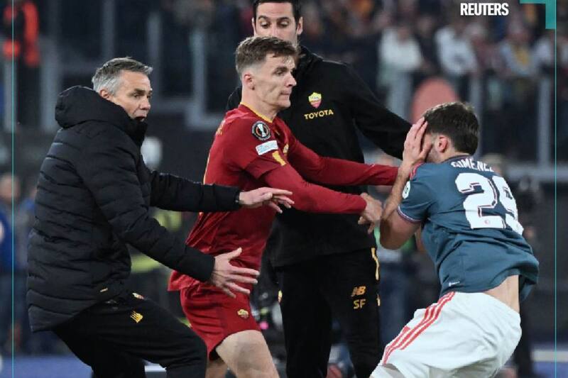 Santiago Giménez fue agredido por el auxiliar de Mourinho. (Reuters)