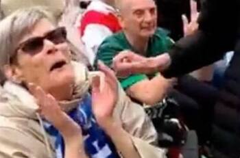 VIDEO | La increíble reacción de una fan en silla de ruedas al recibir una chamarra de Santiago Giménez