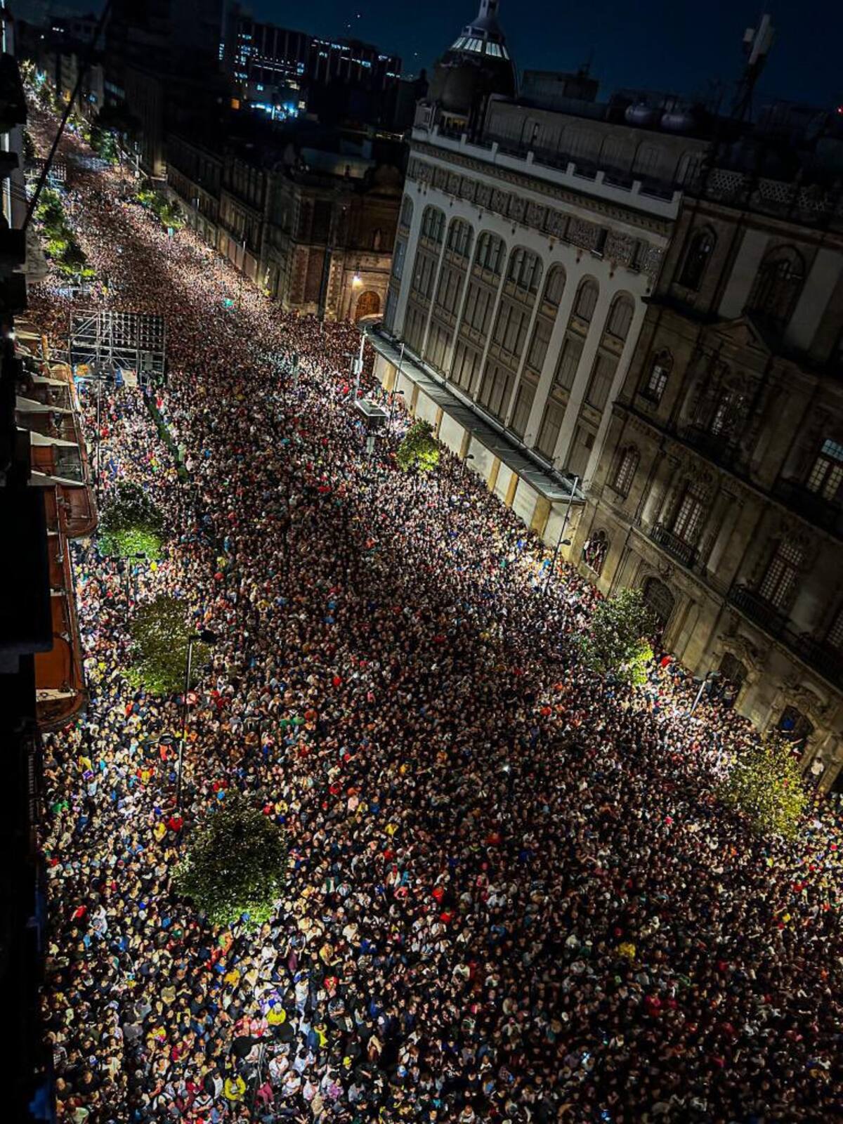 Cientos de miles de personas no alcanzaron a entrar al primer cuadrante del zócalo.