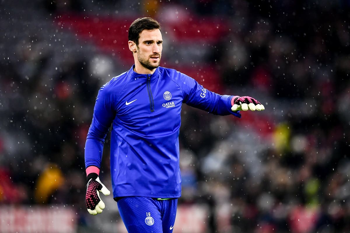 El arquero español del PSG tuvo que ser intubado. EFE