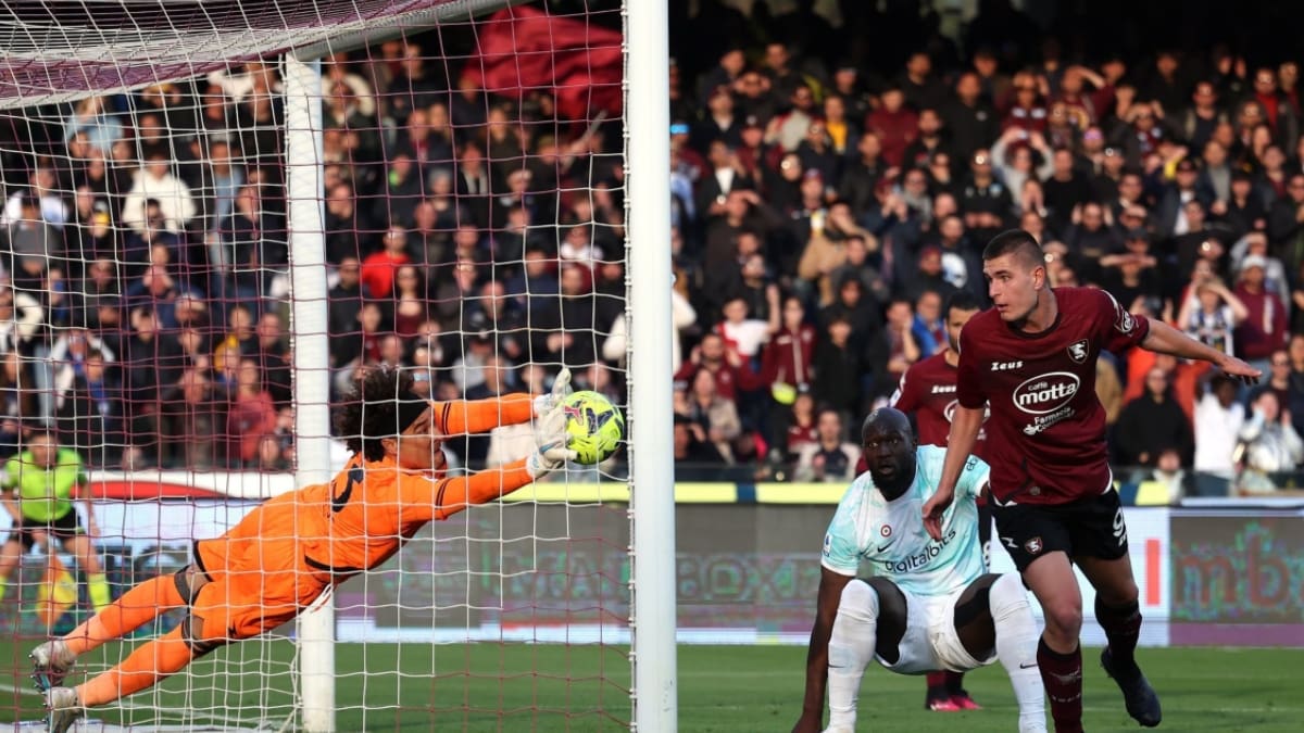 Memo Ochoa fue elegido mejor jugador de la temporada en Salernitana