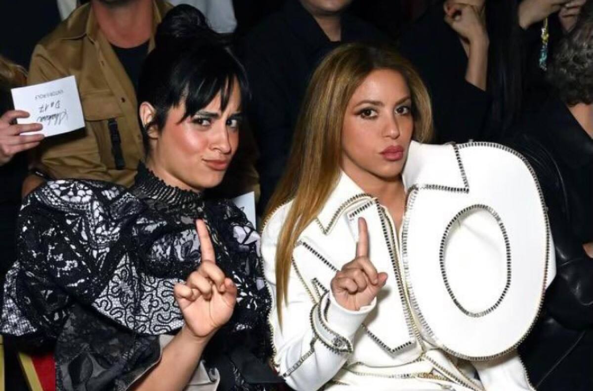 Shakira y Camila Cabello se encuentran en la Semana de la Alta Costura en París
