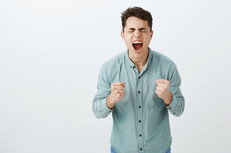 ¿Cuáles tienden a caer en las emociones cuando se trata de discutir?