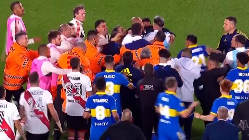 El partido entre River Plate y Boca Juniors terminó con una batalla campal.