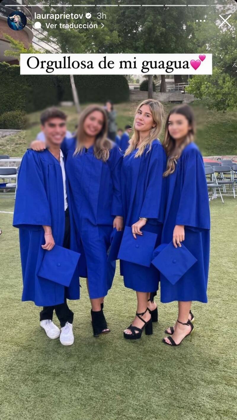 Recientemente, la personalidad de televisión compartió una fotografía de la graduación de cuarto medio de su hija y desató impresión por lo similares que son.
