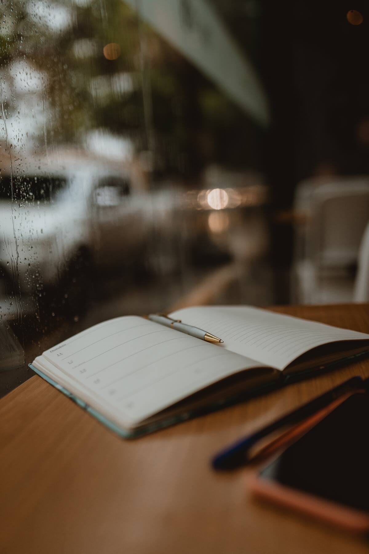 Si hay mucha lluvia, puedes aprovechar para leer. Créditos: Pexels.