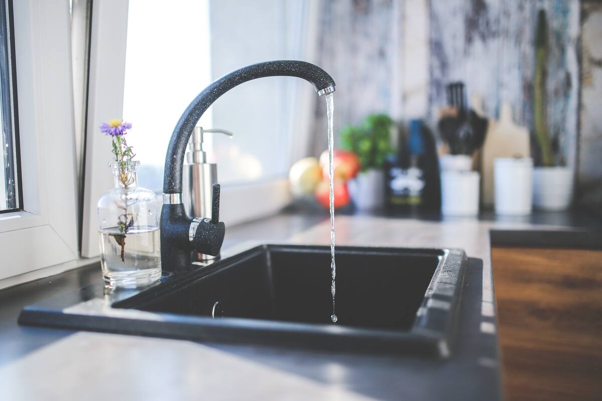 Deja el grifo libre de manchas de agua (Foto: Freepik)