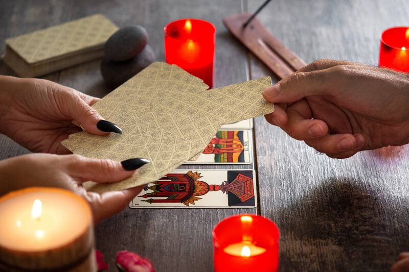 Escoge una de las tres cartas del tarot y prepárate para ver qué es lo que te depara el destino de acuerdo a las predicciones de Erika Nava.