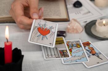 Horóscopo diario del Tarot para el domingo 1 de octubre de 2023: Las cartas están sobre la mesa