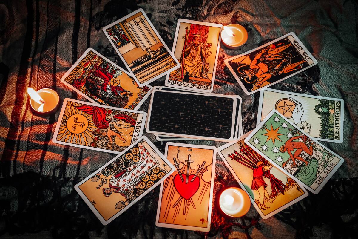 ¿Seguirás los consejos que las cartas del Tarot nos entregan? - Créditos: Poring Studio