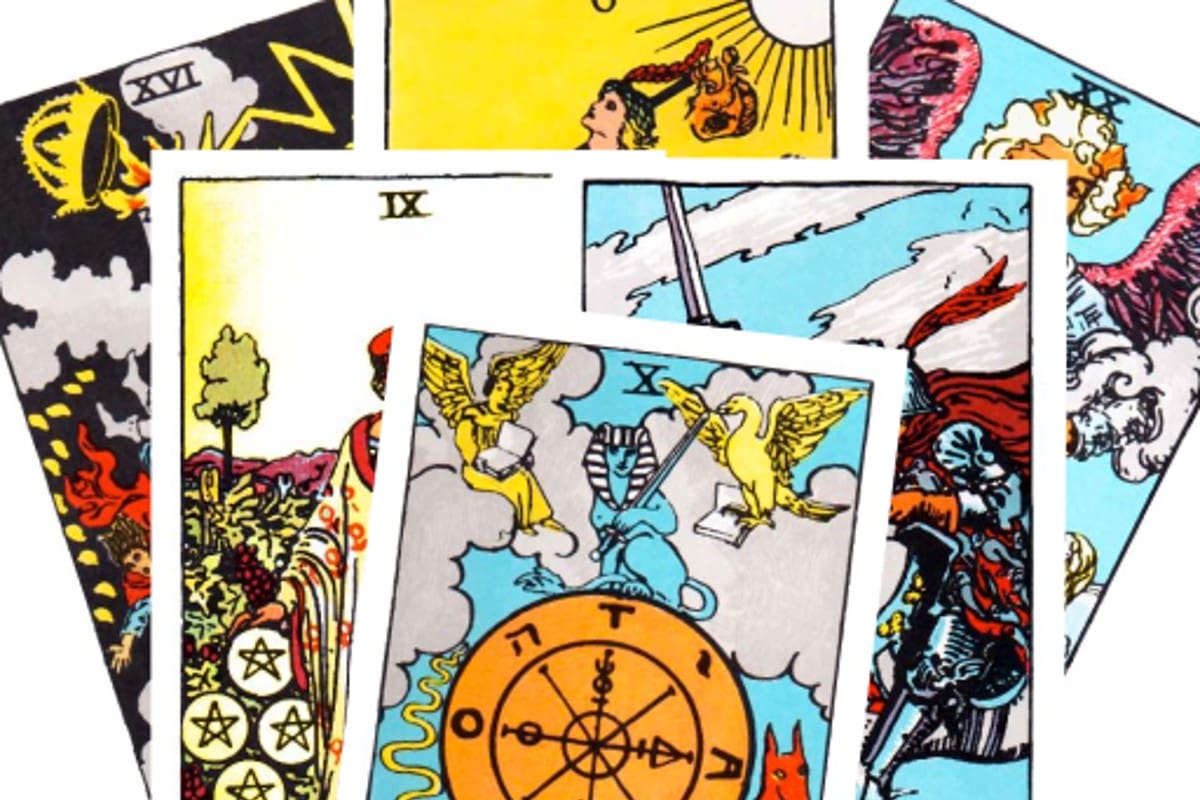 Descubre lo que te depara la suerte este martes con ayuda del Tarot.