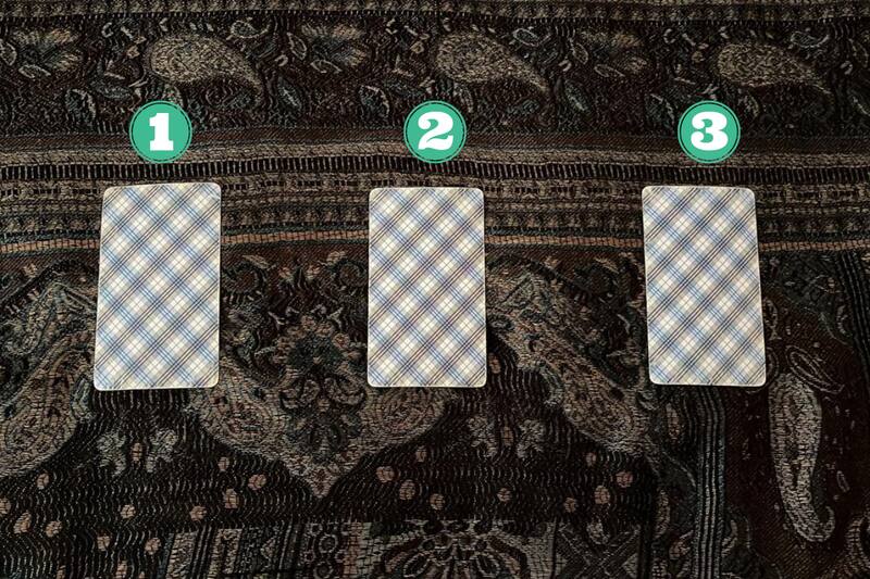 ¿Cuál de las tres cartas llama más tu atención? Escoge una y recibe un consejo para afrontar este día.