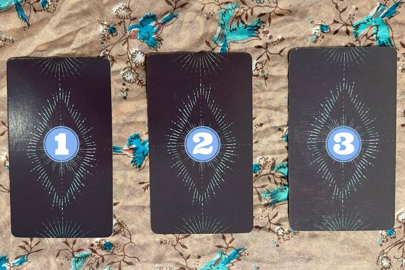 Recibe un consejo del Tarot escogiendo una de las 3 cartas.