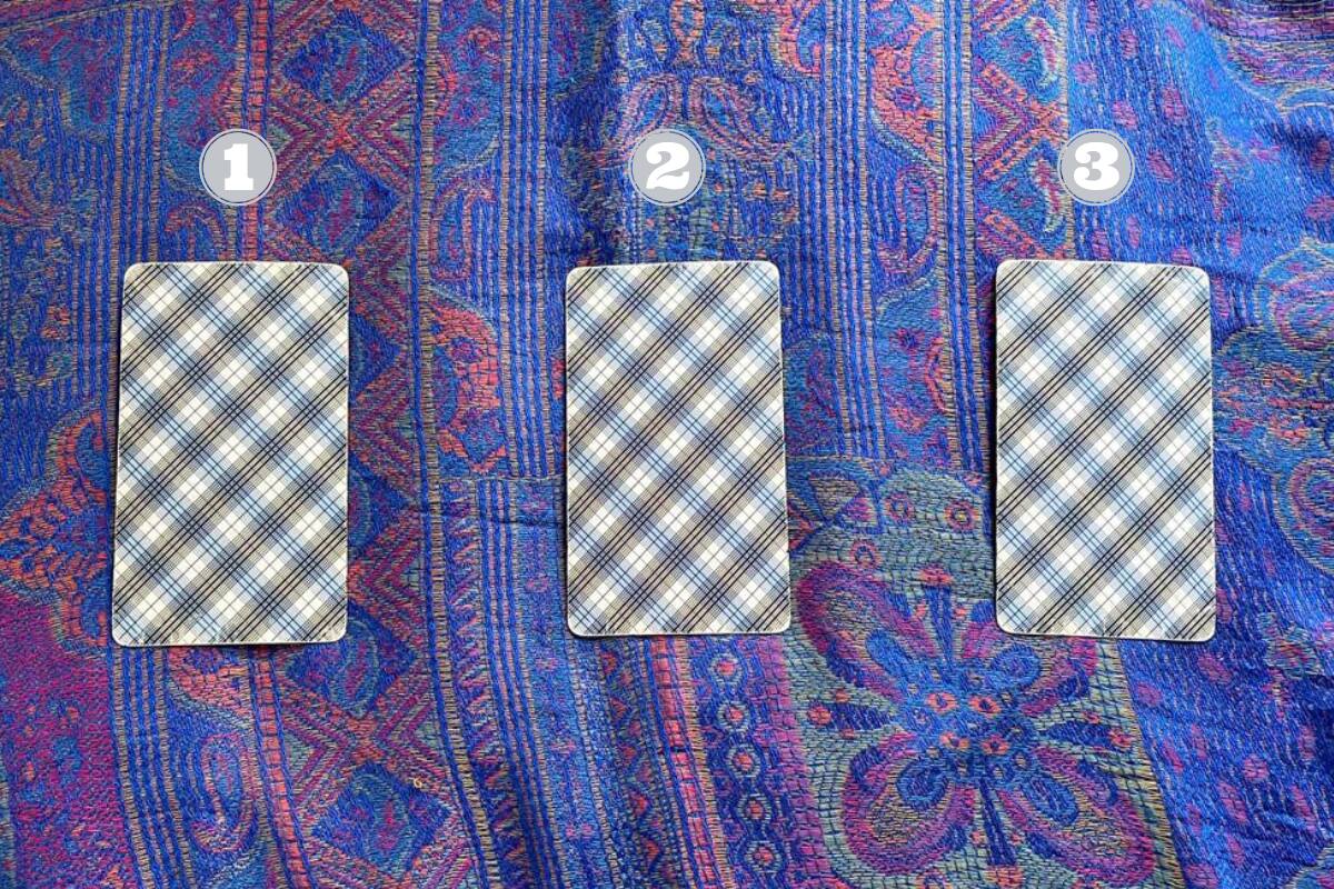 ¿Uno, dos o tres? Elige una carta y recibe tu consejo diario.