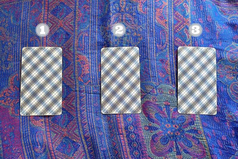 ¿Uno, dos o tres? Elige una carta y recibe tu consejo diario.