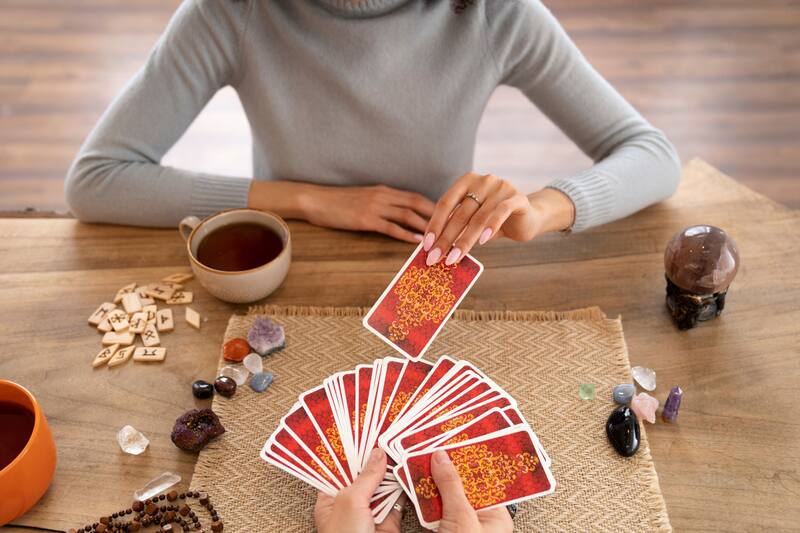 Guía tu jornada del 9 de junio con ayuda de las cartas del Tarot.