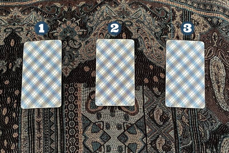 ¿Uno, dos o tres? Elige una carta y recibe un consejo para hoy.