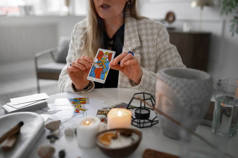 Elige una de las cartas del Tarot y recibe un consejo para este 26 de junio.