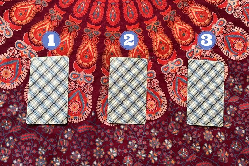 ¿Uno, dos o tres? Escoge una carta y recibe un consejo para este domingo.