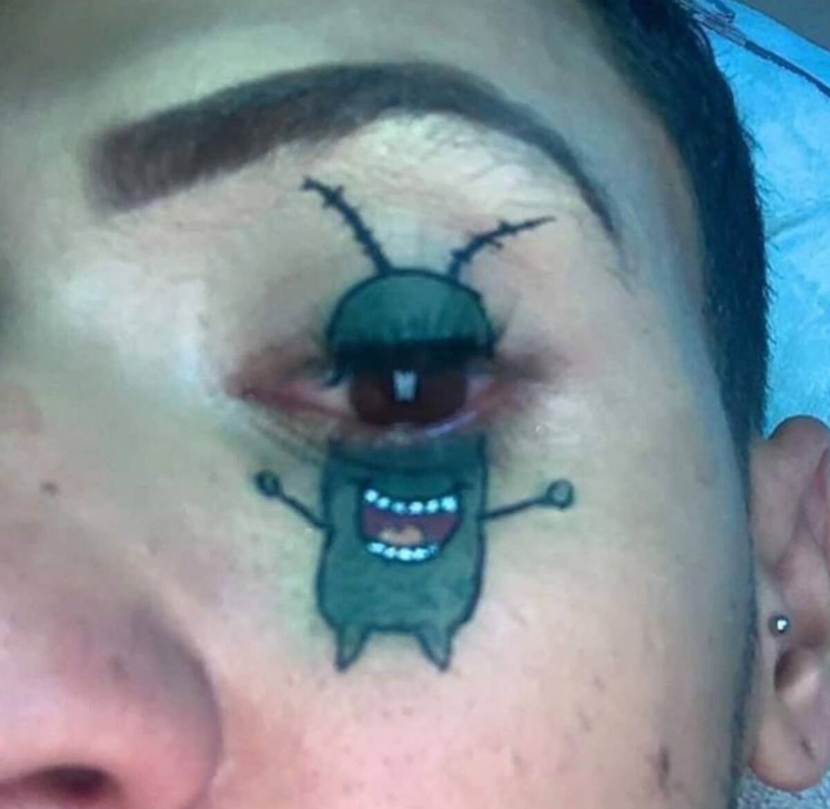 Tatuaje de Plankton en el ojo.