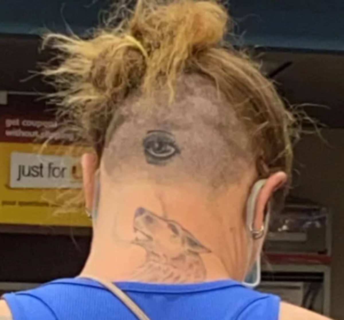 Tatuaje de un ojo en la nuca.