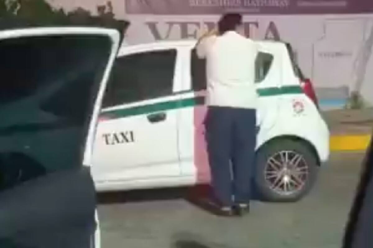 Taxistas amenazan a conductor Uber en Cancún.