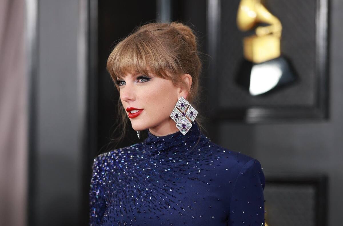 Bad Bunny pone a bailar a Taylor Swift con su canción ‘Después de la Playa’ en los Premios Grammy 2023