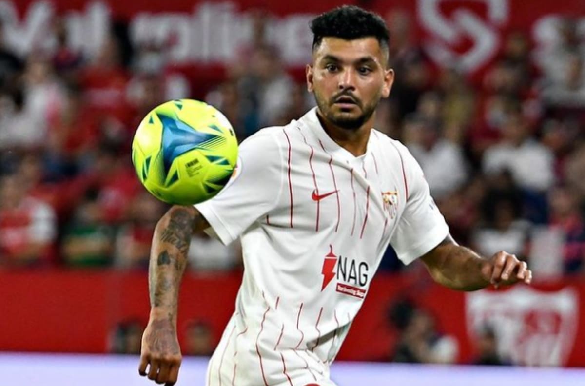 La razón por la que Tecatito Corona no saldrá campeón de la Europa League si el Sevilla derrota a la Roma en la final