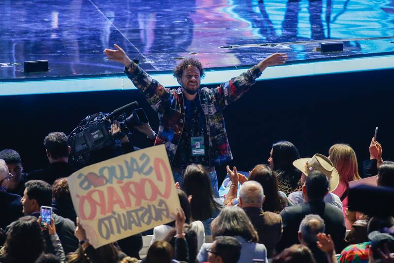 Luisito Comunica cantando los temas de Alejandro Fernández en Viña 2023. Créditos: ATON