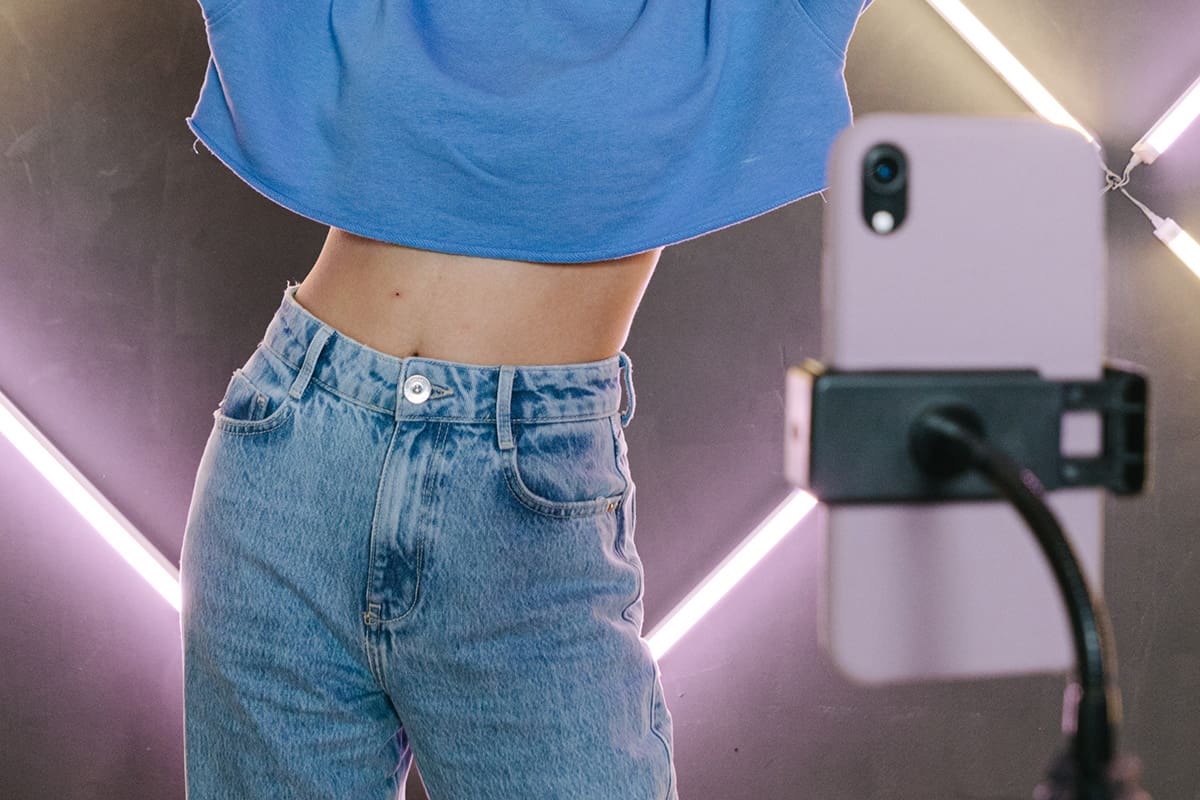 En esta plataforma predominan los retos virales. Créditos: Pexels.