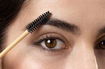 Logra cejas más abundantes con este tinte casero