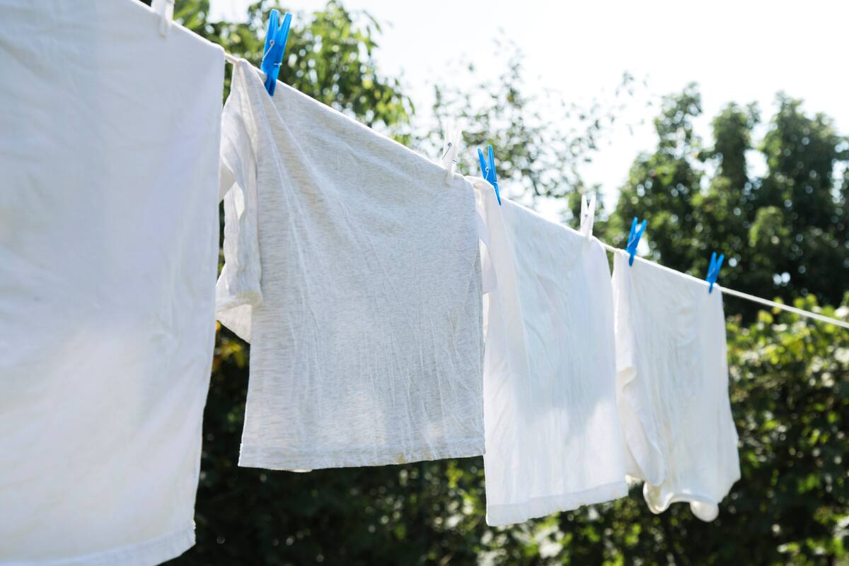 A las prendas blancas debes darles un cuidado especial. Créditos: Freepik.