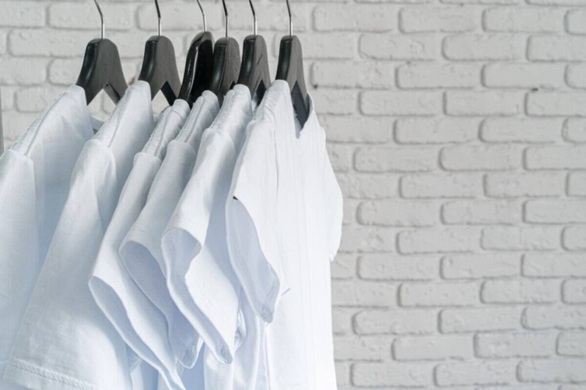 Las poleras y camisas de este color se ensucian rápidamente. Créditos: Freepik.
