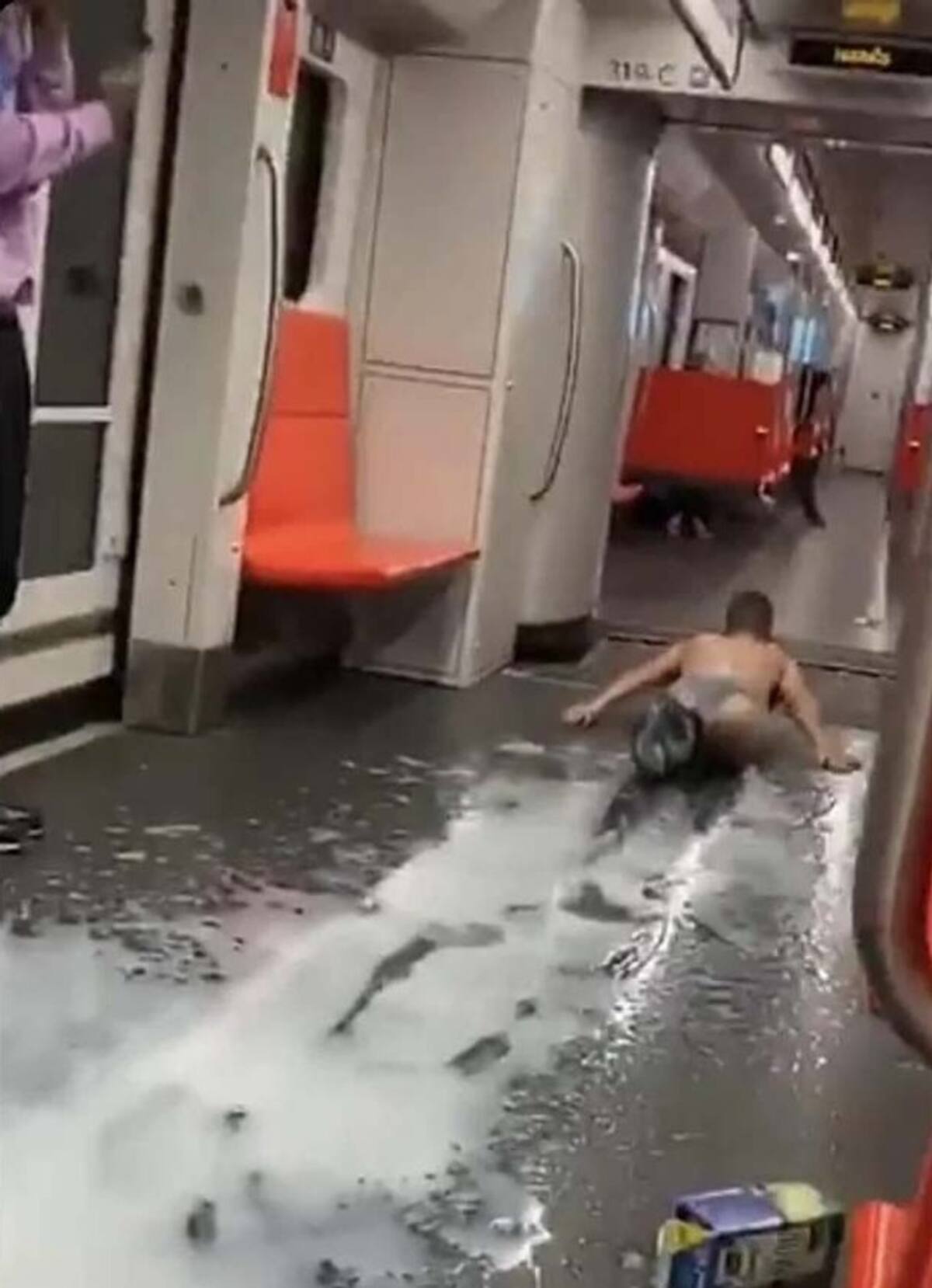 Tobogán acuático en vagones del Metro.