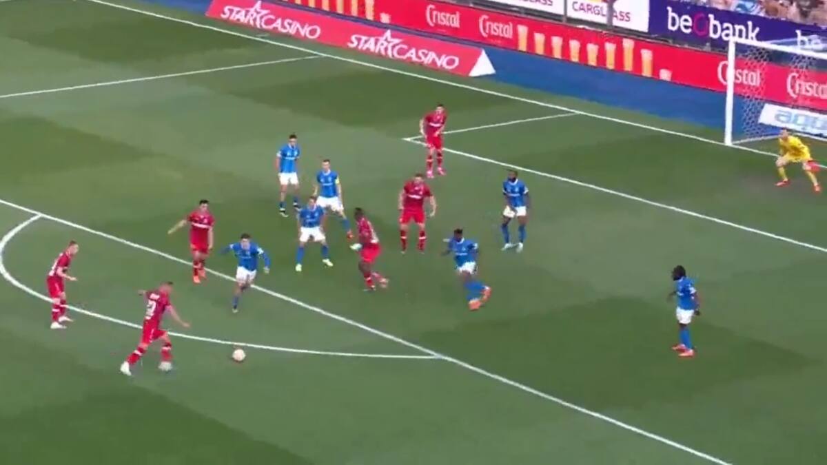 VIDEO | Dejó a todos eufóricos: el agónico golazo de Toby Alderweireld para darle el título a su equipo tras 66 años de sequía