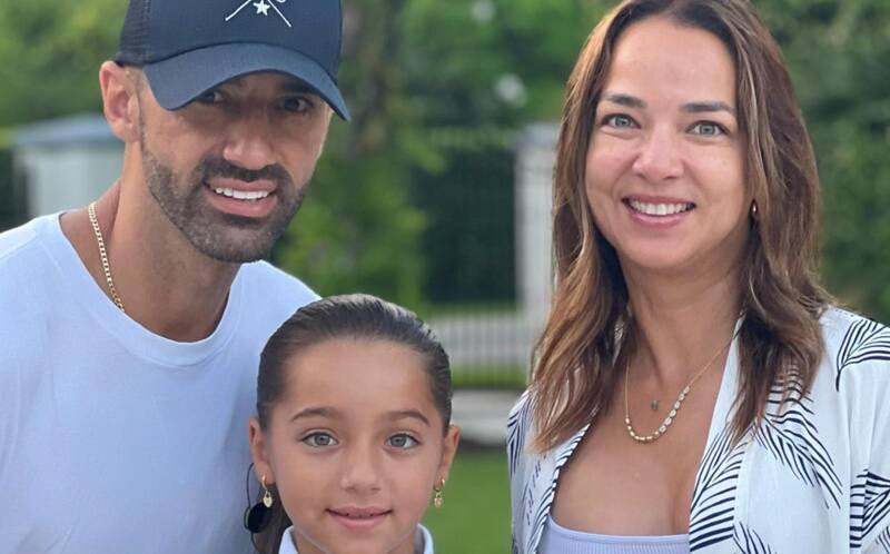 La expareja se reunió para el primer día de clases de su hija