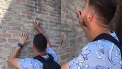 VIDEO | Un turista vandalizó una pared del Coliseo Romano: Arriesga cinco años de cárcel