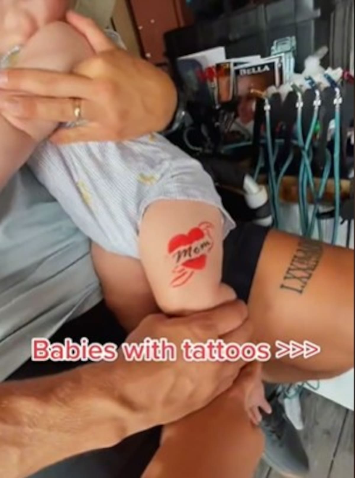 Aunque fue hecho por aerógrafo, el tatuaje del bebé causó controversia.