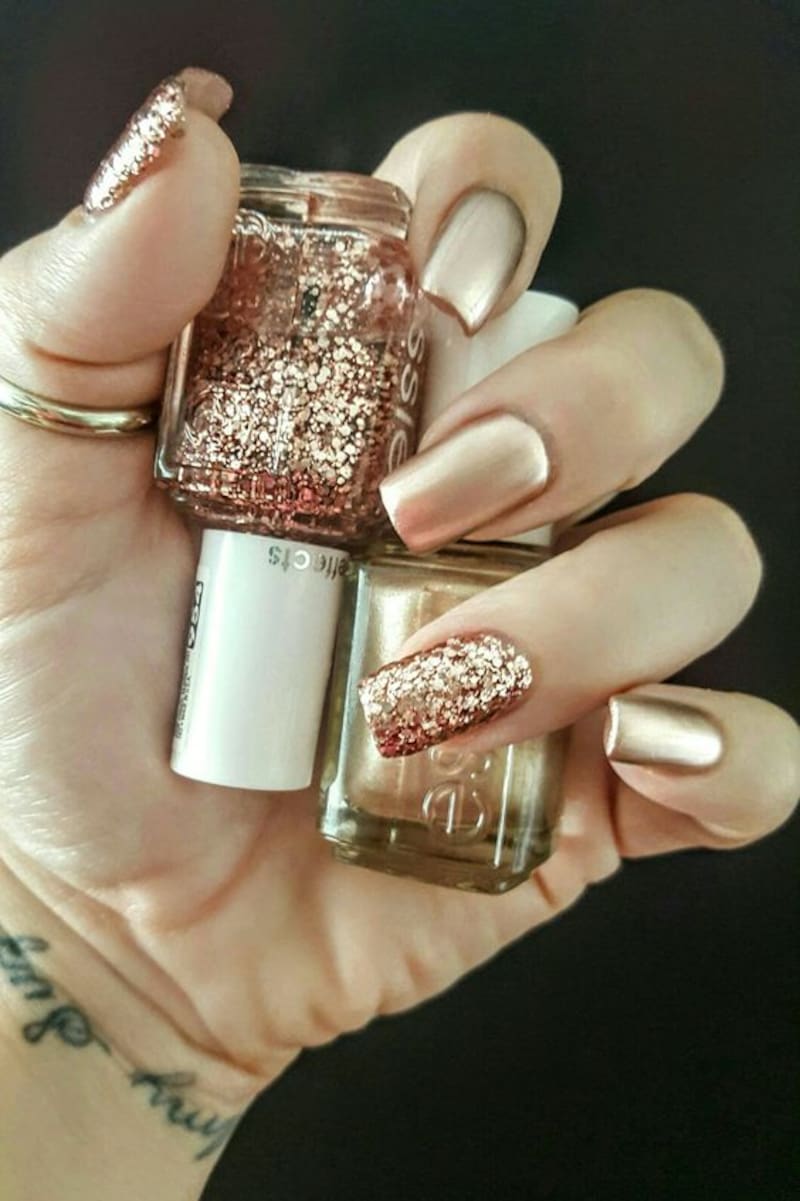 El dorado es un color por excelencia en las uñas y este mes no será la excepción.