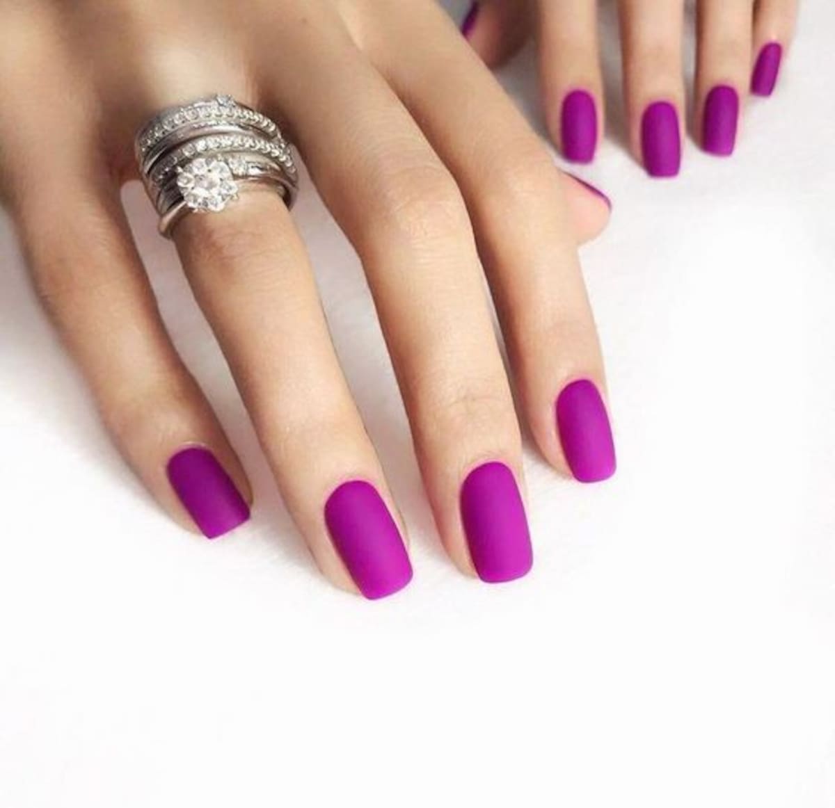 El color magenta es muy especial, pero este febrero 2023 podrás usarlo en tus uñas sin remordimiento.
