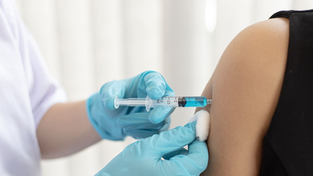 ¿Cuándo se aplica la vacuna contra Covdi-19 en México y quiénes la reciben primero?