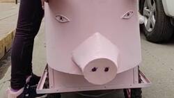 VIDEO | Peculiar forma de vender chicharrones de mujer peruana se hace viral