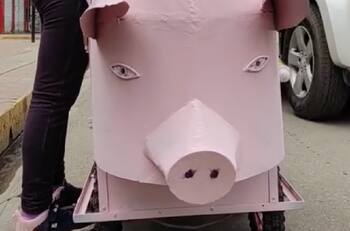 VIDEO | Peculiar forma de vender chicharrones de mujer peruana se hace viral