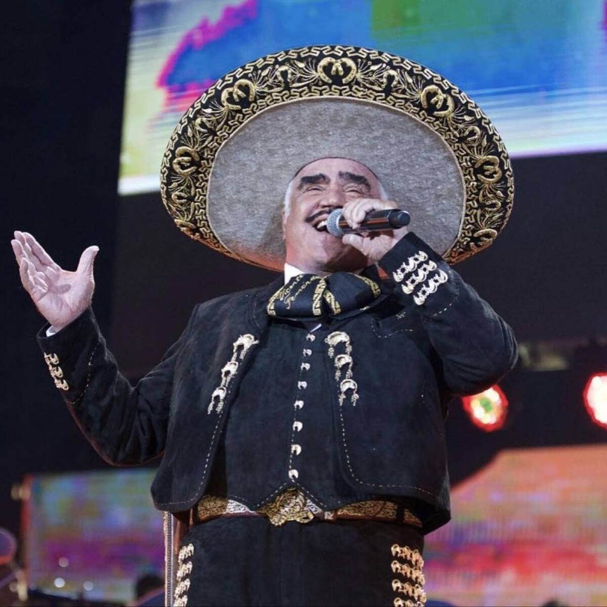 El cantante mexicano mantuvo la corona como el cantante con más asistentes en el zócalo.