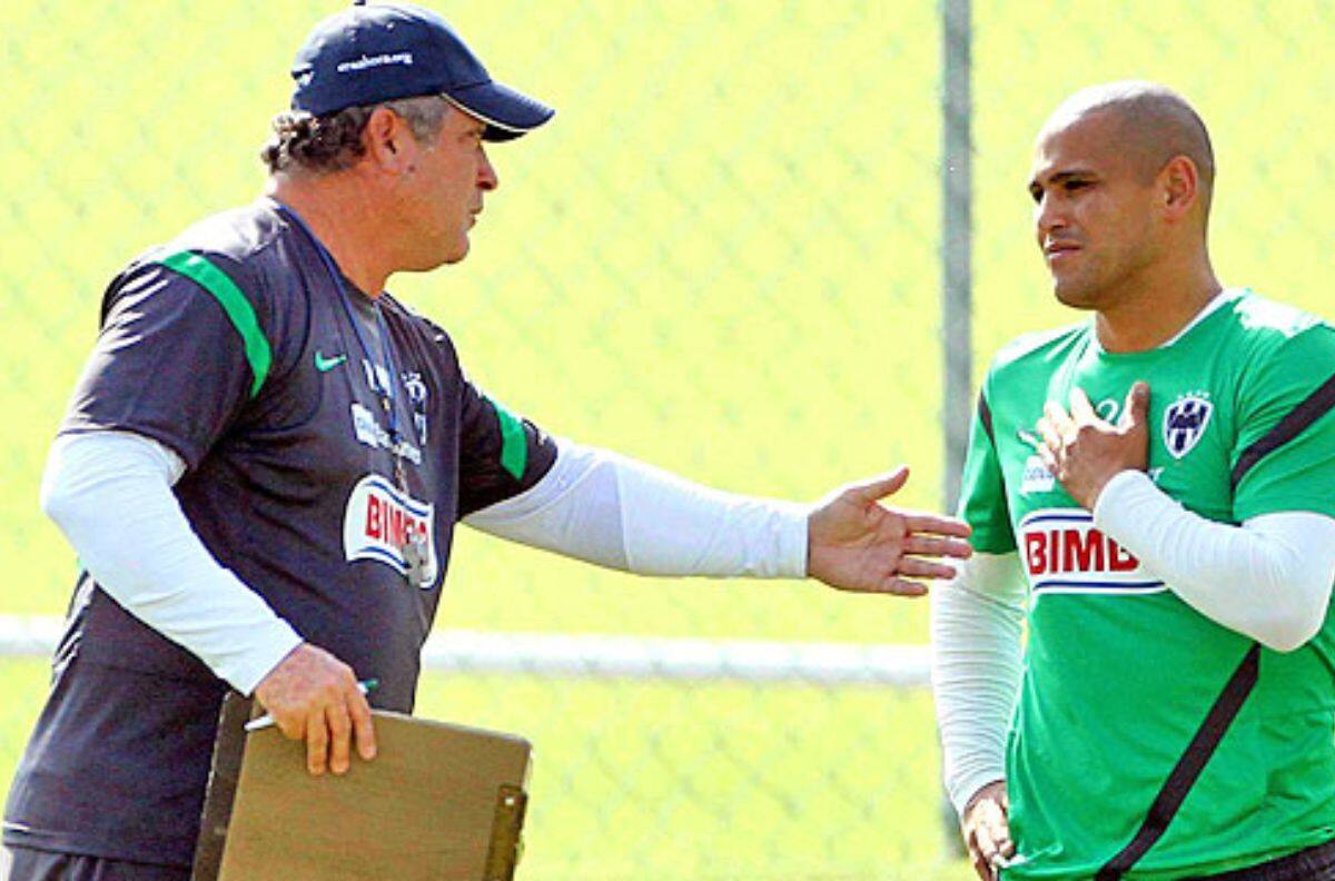 Monterrey queda eliminado en México y los hinchas usan al Chupete Suazo para atacar a su DT