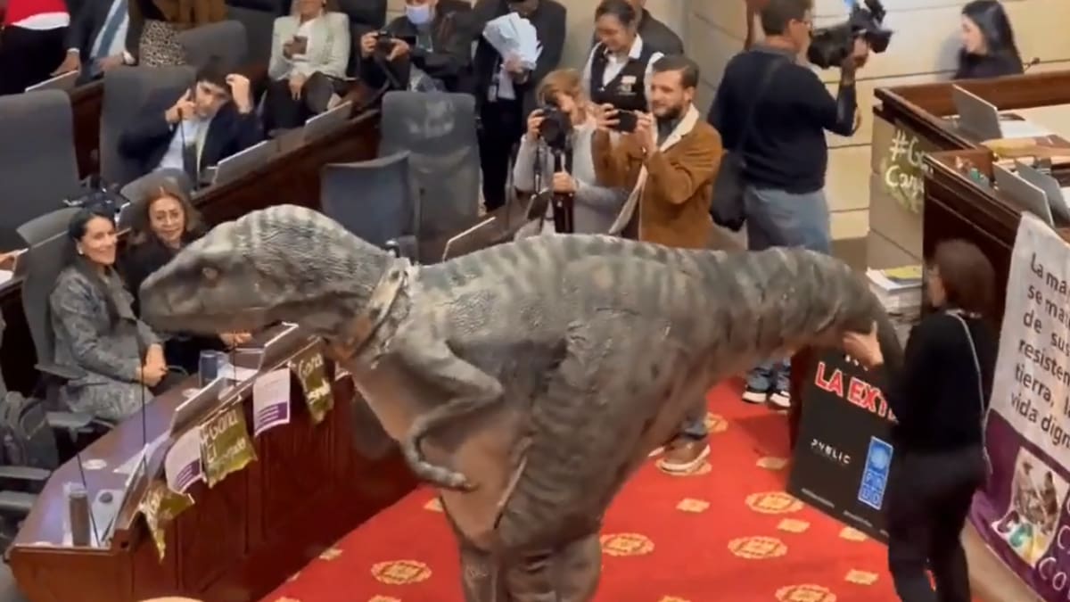 VIDEO | Volvió de la extinción: Dinosaurio aparece en plena sesión del Congreso en Colombia