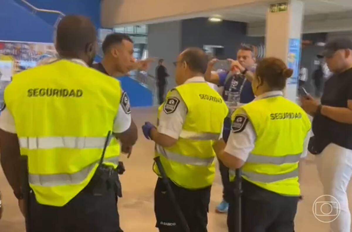 VIDEO | Asesor de Vinícius Jr vivió episodio de racismo en España: guardia usó una banana para “amenazarlo”