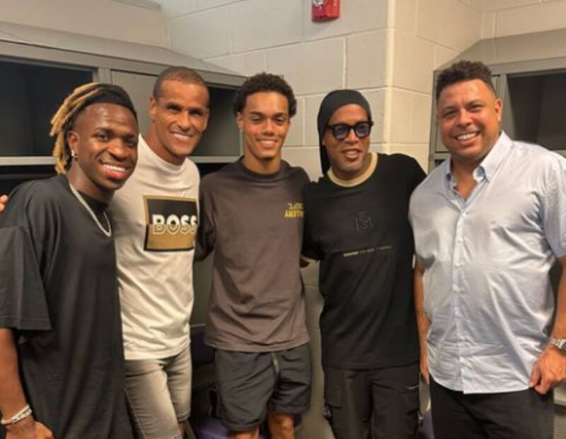 Vinícius Jr junto a Rivaldo, Ronaldinho con su hijo y Ronaldo